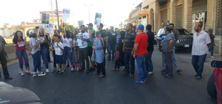 قطع طريق رياق للمطالبة بمتابعة ملف علي درويش المسجون في اميركا