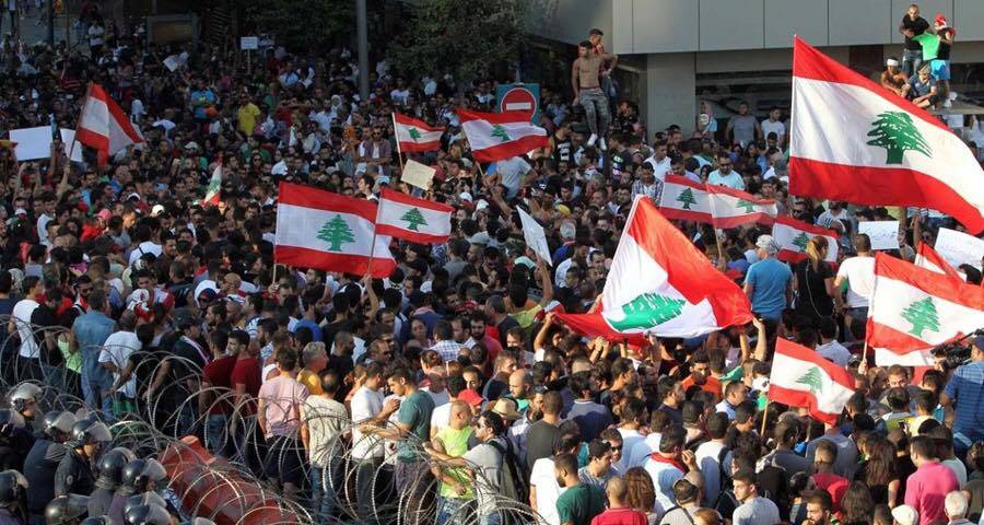 عن بلد ينحدر إلى الهاوية وحكّامه يتلهّون في صراعاتهم