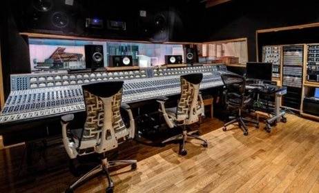 بالصور مقدمة برامج تتقاضى 20 مليون دولار.. من هي؟