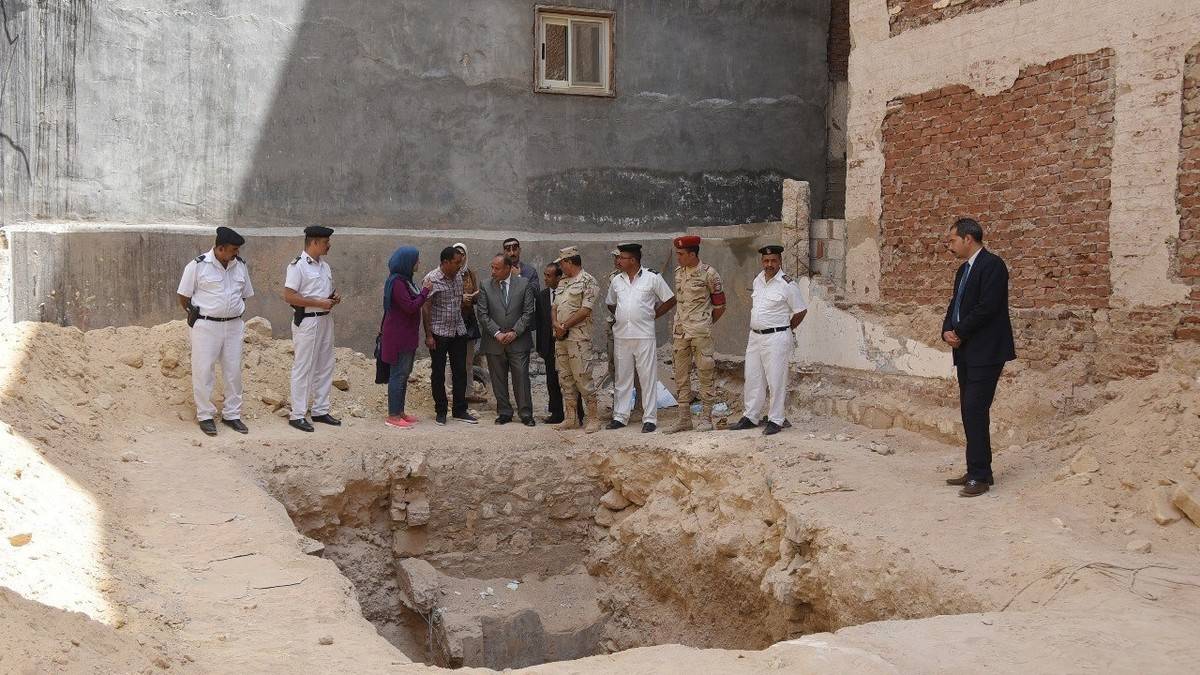 بدء فتح التابوت الغامض في مصر.. رائحة كريهة ومياه حمراء