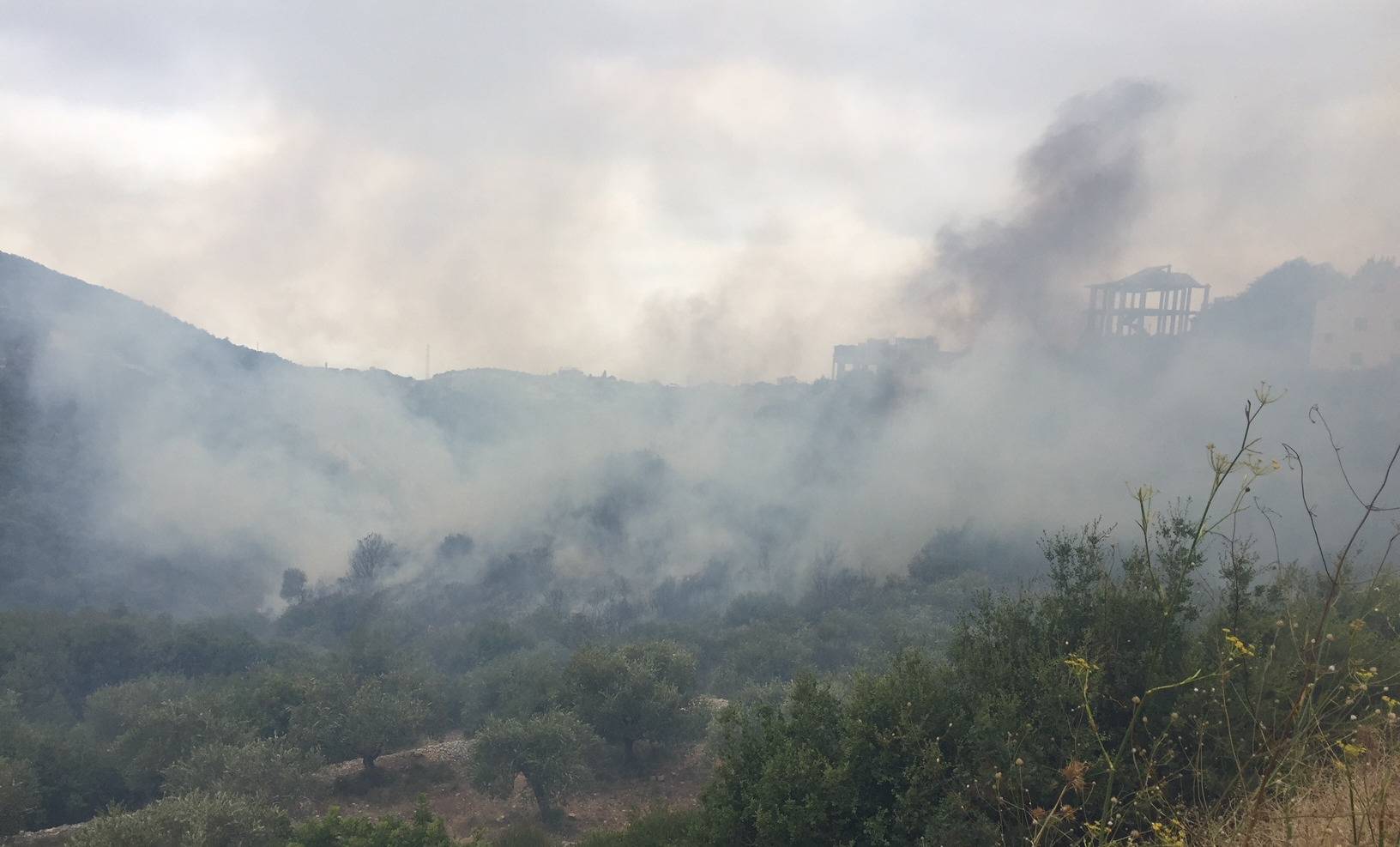 حريقان في جران واده في البترون.. والدفاع المدني يعمل على اخمادهما