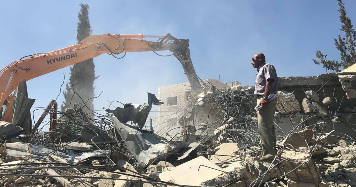 الاحتلال يجبر عائلتين على هدم مساكنهما بالقدس