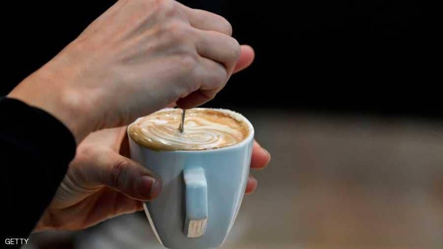 قهوة سوداء أو بالحليب؟ خبراء الصحة يحددون الأفضل