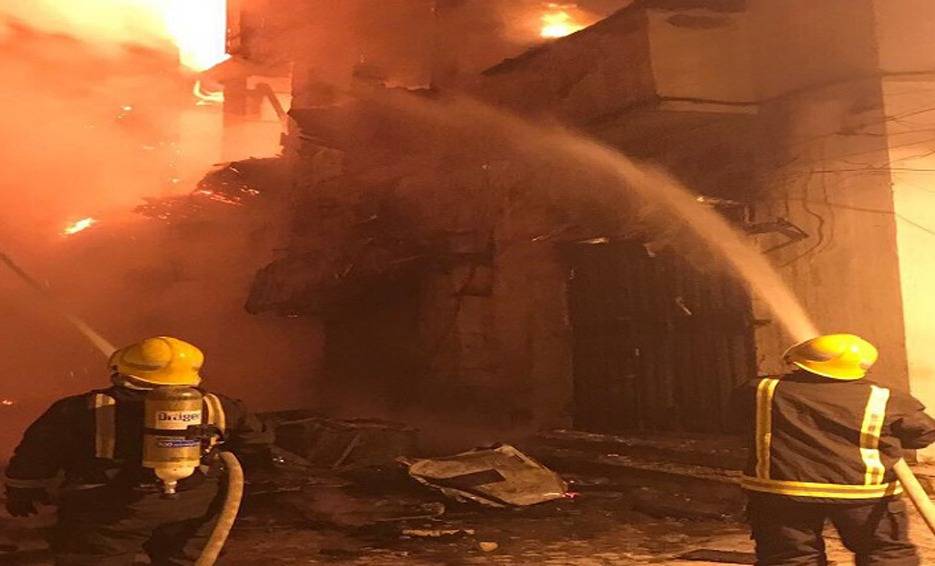 إخماد حريق في مبنى سكني بحارة صخر.. وإخلاء السكان