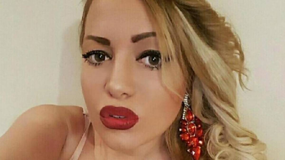 شاهد كيف التقطت مغنية شهيرة سيلفي مع جثة أبيها