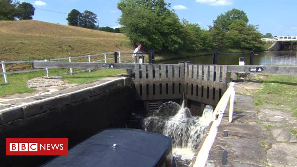 UK heatwave shuts part of Leeds & Liverpool canal