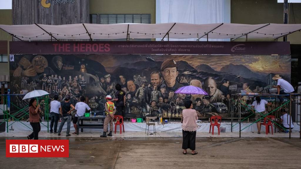 Thai cave: Artists' huge mural honours rescue heroes