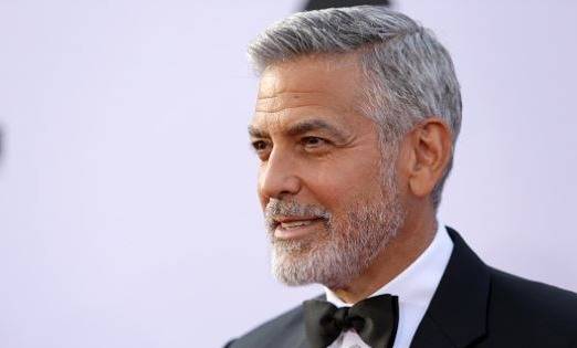بالصور.. جورج كلوني يعود للتصوير بعد الحادث!