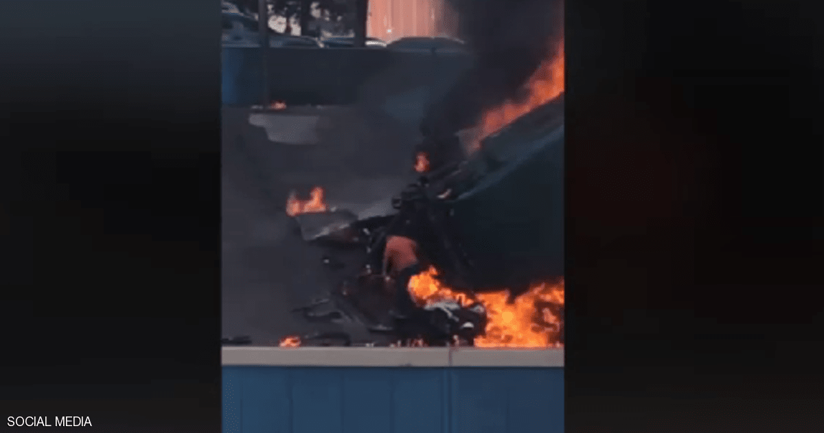 بالفيديو.. يخرج حيا بـ"معجزة" من سيارته المشتعلة