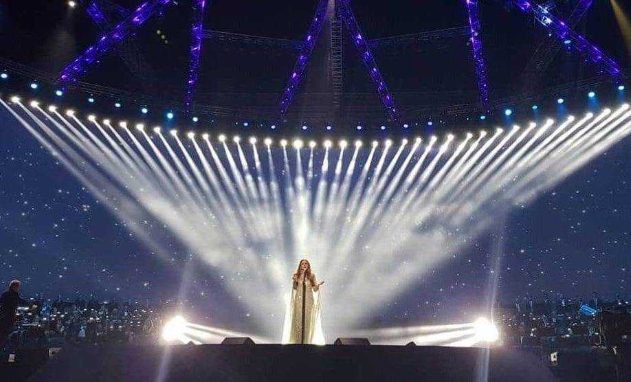 بالفيديو.. جوليا تؤخّر حفلها بسبب الآذان!