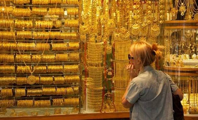 بسبب ترامب: الدولار يتراجع.. وهذا ما حصل لسعر الذهب!