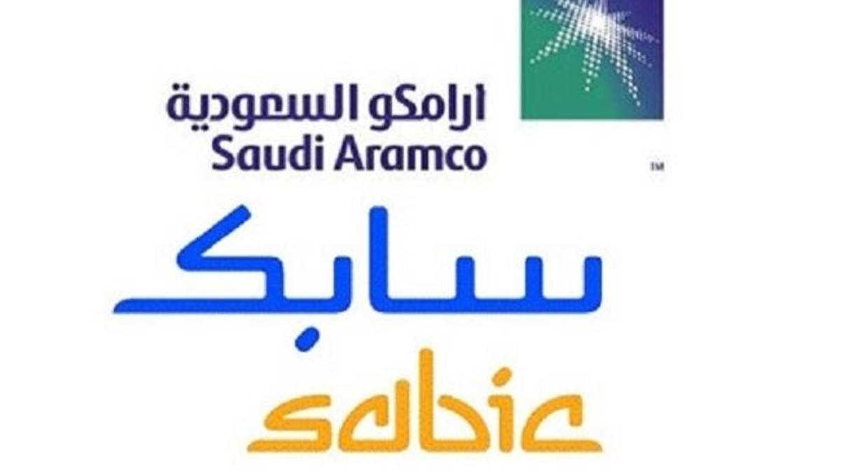 رويترز: أرامكو تستهدف شراء حصة مسيطرة في سابك