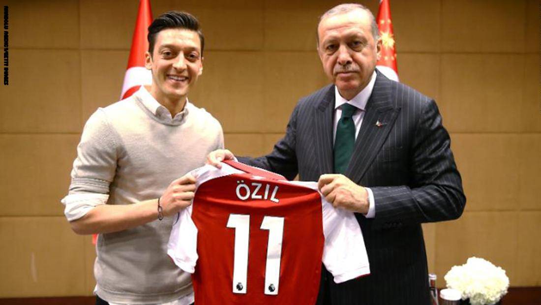 مسعود أوزيل يخلع قميص المنتخب الألماني.. ما علاقة أردوغان؟