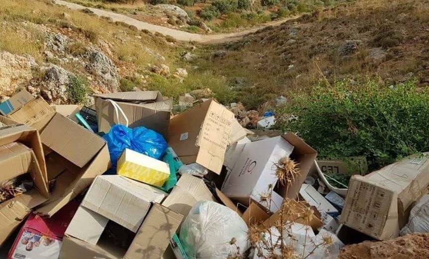 تفريغ حمولة نفايات على طريق عام عيون السمك