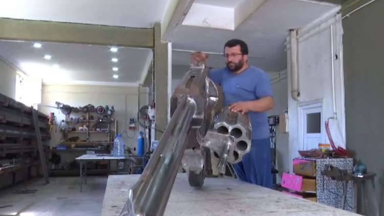 حداد تركي يصنع أضخم مسدس في العالم!