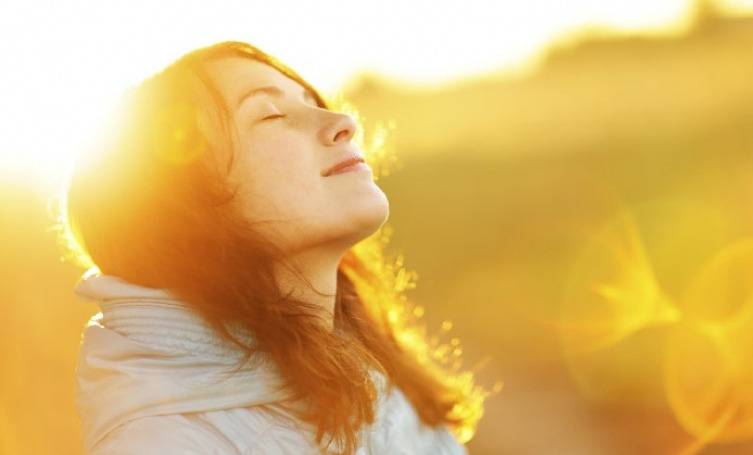 5 عواقب تهدّدك إن لم تتعرّض للشمس