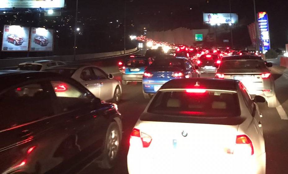 بالفيديو.. احتراق سيارة على اوتوستراد اليرزة