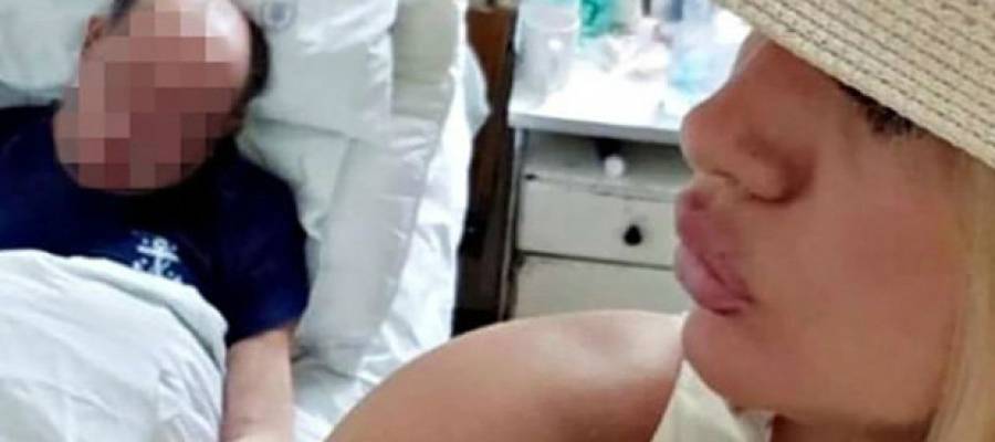 عارضة أزياء ومغنية تنشر سيلفي مع جثة والدها في المستشفى! ما كانت ردت الفعل ؟