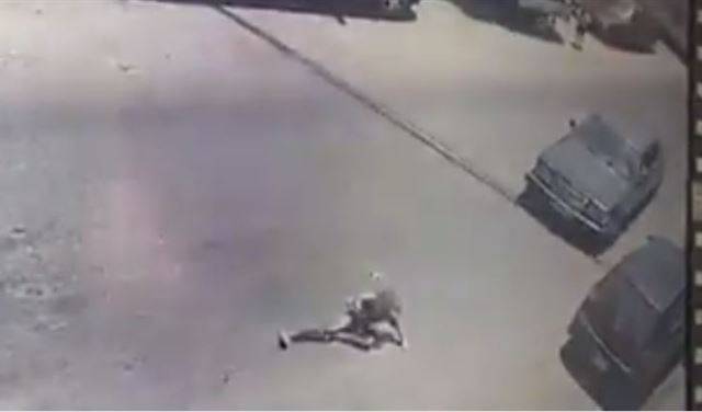 بالفيديو: طفلة تنجو من الموت بأعجوبة في النبطية