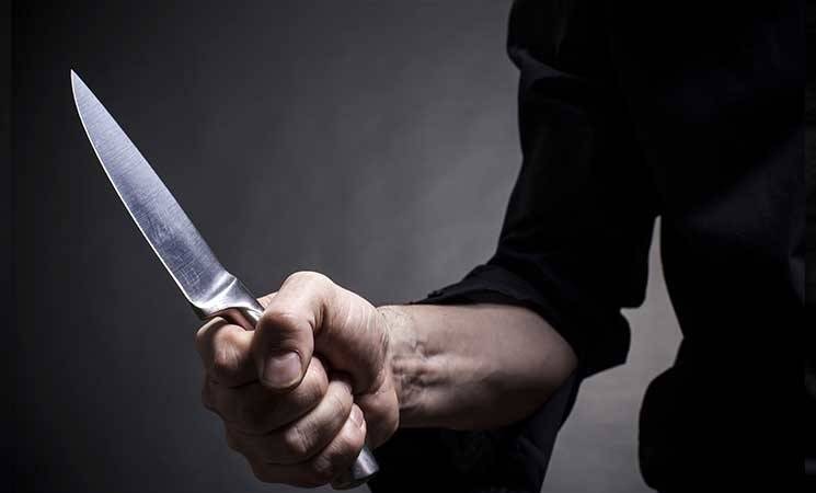 تبادلوا الطعنات بالسكاكين على خلفية أفضلية مرور.. إليكم التفاصيل
