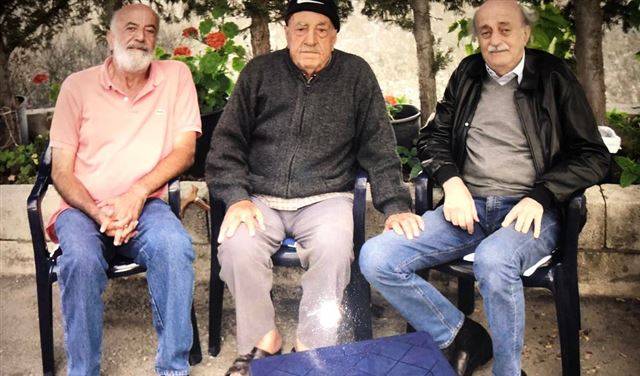 جنبلاط مع مناضل قديم في مزرعة الشوف