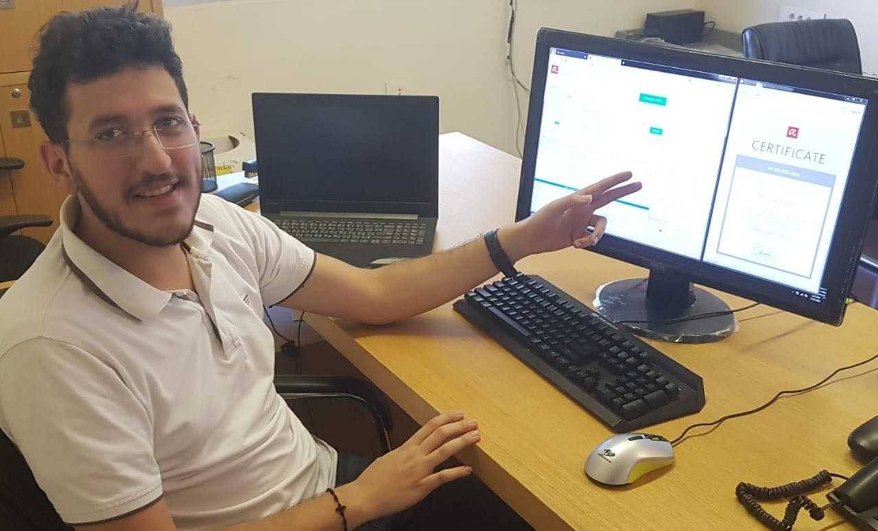 شاب لبناني يكتشف ثغرتَيْن جديدَتَيْن في موقع 