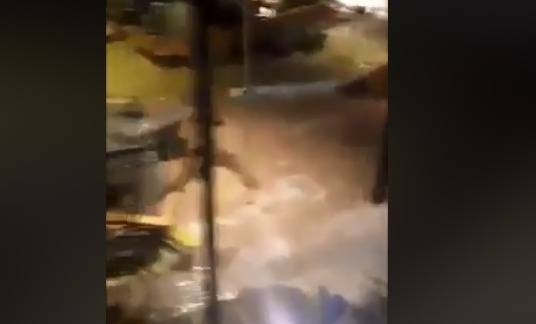 بالفيديو.. لحظة غرق أحد المطاعم مع زبائنه في القاهرة!