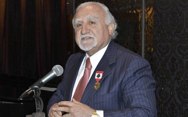 عون منح فيليب سالم وسام الإستحقاق المذهب
