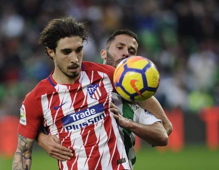 ظهير أتلتيكو مدريد قريب من الإنتر