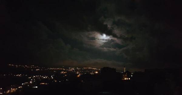 بالصور: الخسوف الكلي للقمر كما يبدو في بعض المناطق اللبنانية