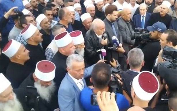 وقفة تضامنيّة في عبيه مع ابناء جبل العرب
جنبلاط: لن يمرّوا على أجساد الدروز ونريد ضمانات روسية
ليتني أملك السلاح للقتال الى جانبكم يا أبناء جبل العرب