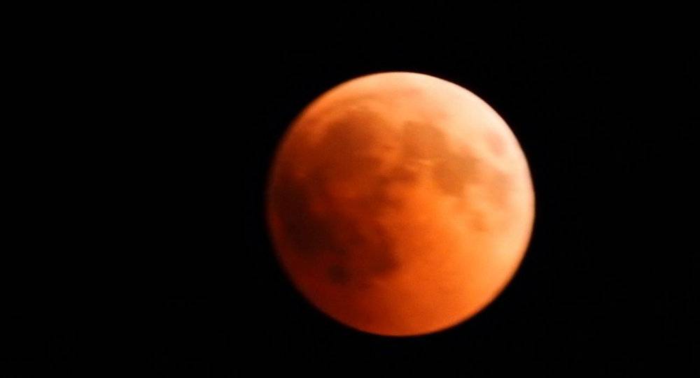 بالصور... "القمر الدامي" الظاهرة الفلكية النادرة كما بدت في سماء سوريا