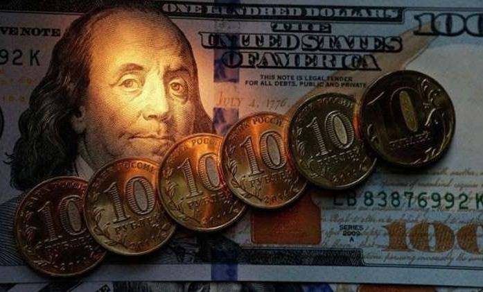 روسيا لا تعتزم التخلي عن الدولار ولكنها تسعى للحد من المخاطر