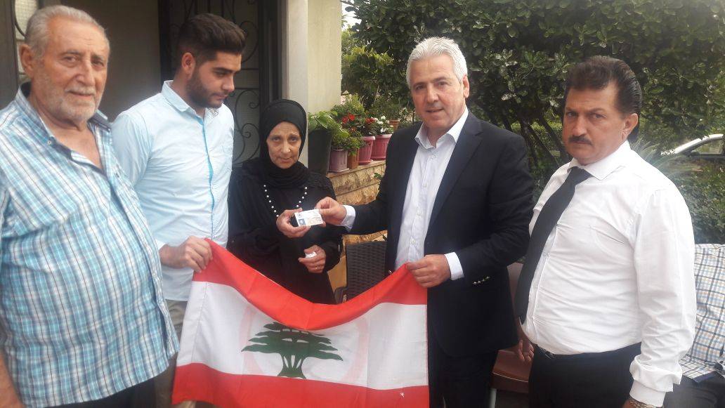 تسليم بطاقة انتساب للقوات الى عائلة القواص في تكريت العكارية