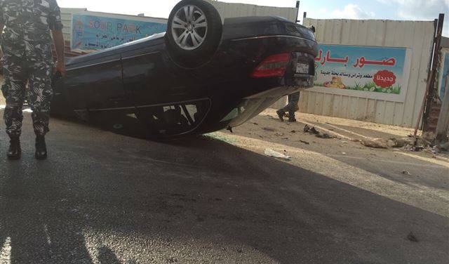 بالصورة: جريح بانقلاب سيارة عند مدخل صور الشمالي