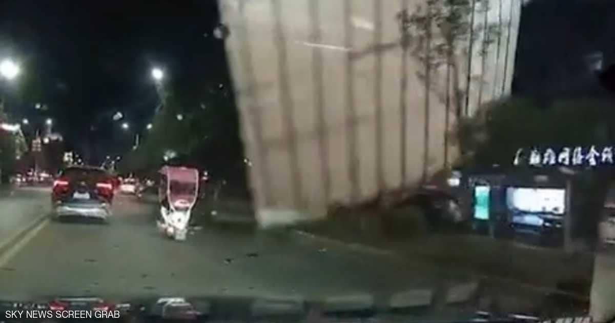 شاهد.. سقف معدني "طائر" يهوي على راكبي دراجة نارية