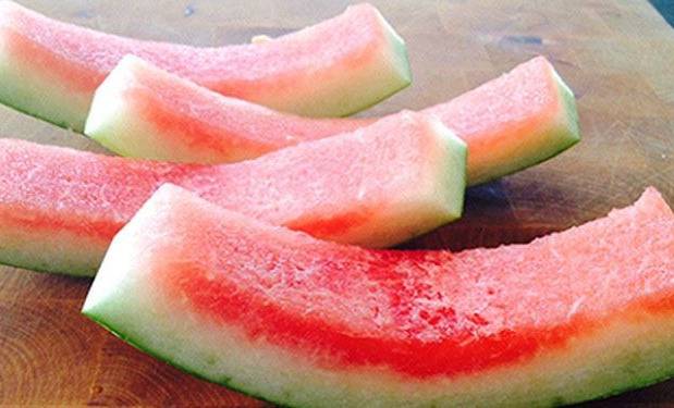 لهذه الأسباب.. ستحتفظ بقشور البطيخ