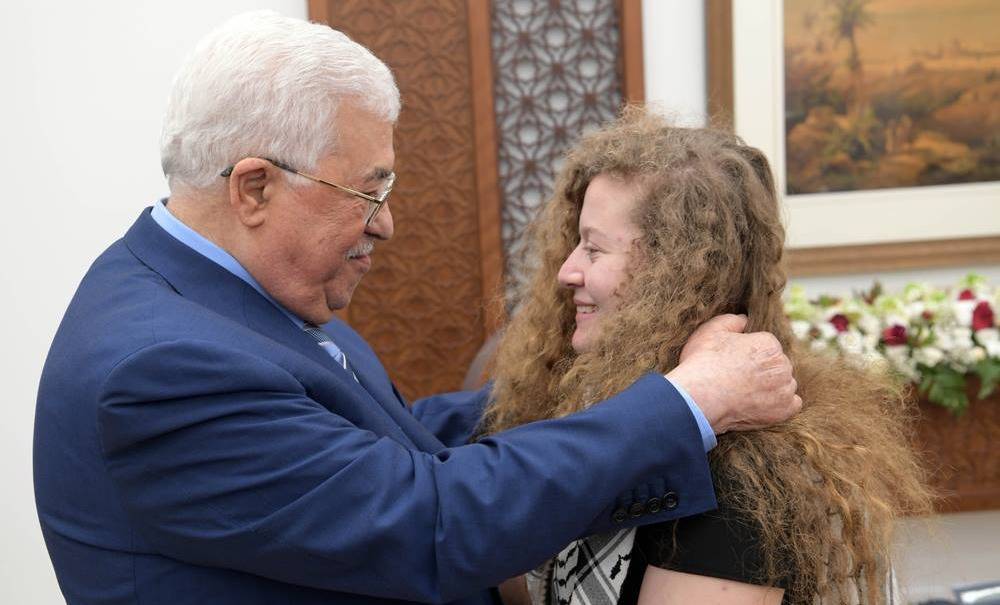 بالفيديو والصور.. هكذا استقبل الرئيس الفلسطيني "أيقونة المقاومة الشقراء"!