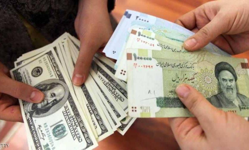 العملة الايرانية تفقد نصف قيمتها في 4 اشهر.. إنهيارٌ تاريخي للريال!