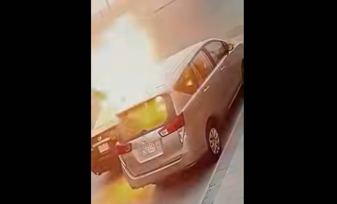 بالفيديو: شاب يضرم النار بسيارة سعودي أمام منزله!
