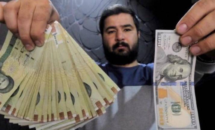 العملة الإيرانية تواصل هبوطها القياسي مع قرب العقوبات