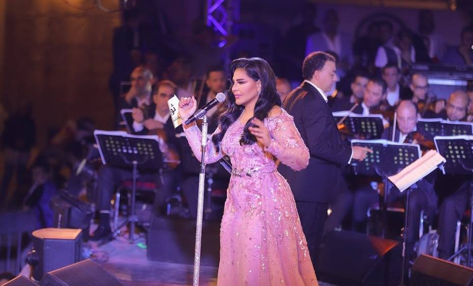 بالفيديو: لهذا السبب توقّفت أحلام عن الغناء على مسرح جرش
