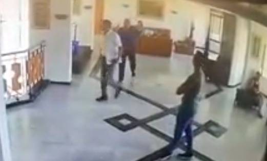 بالفيديو.. اعتداء بمقّص وإخراج بالقوّة.. هذا ما حصل في أحد منتجعات البترون