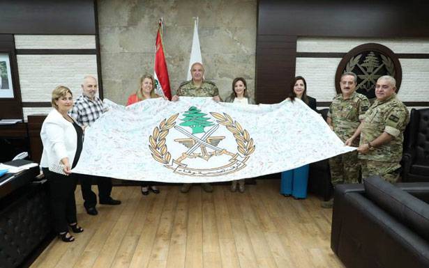 قائد الجيش تسلّم علماً
يحمل 583 توقيعا لتربويين