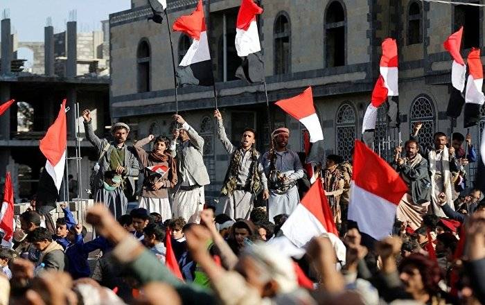 قيادي في "أنصار الله" يعلن انسحاب دولة كبرى من قوات التحالف... ويهدد: الإمارات ستسحق بين كمينين