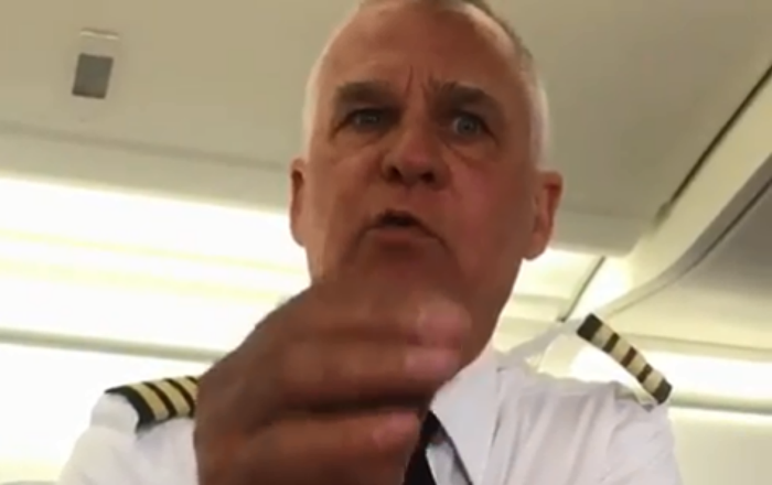 American Singer ‘Ridiculed' By US Airline Pilot (VIDEO)