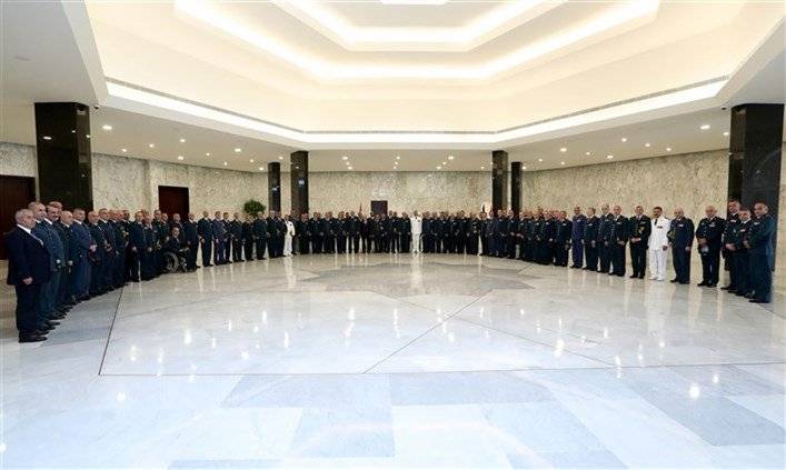 قائد الجيش وكبار الضباط هنأوا رئيس الجمهورية بعيد الجيش...