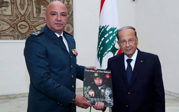 قائد الجيش على رأس وفد من كبار الضبّاط هنأوا عون :
وعدنا تنفيذ المطلوب حتى تصل السفينة بقيادتكم الى برّ الأمان