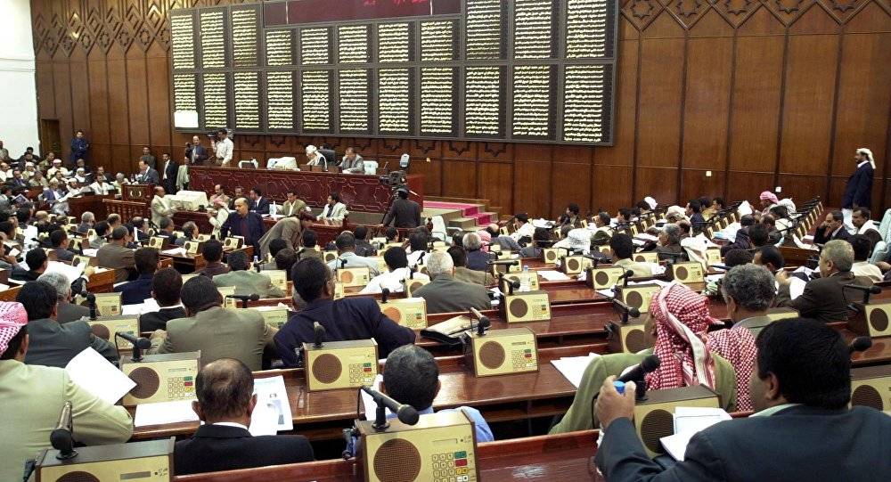 الحكومة اليمنية تلغي إجراءات "أنصار الله" بالاستغناء عن 43 ألف موظف عمومي