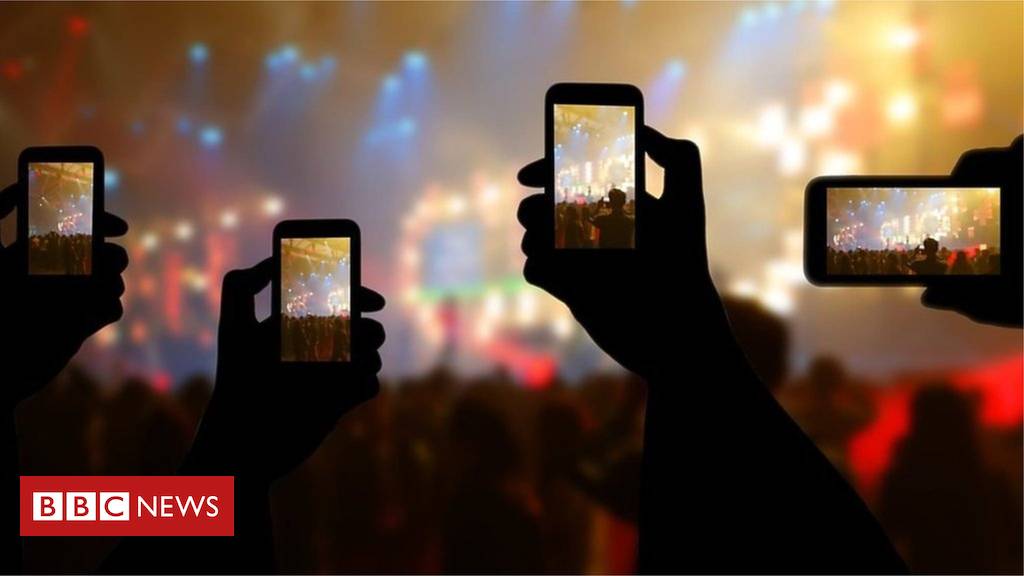 Renowned film director Wim Wenders hits out at 'phone photography